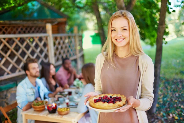 Woman with berry pie — Stock Photo, Image