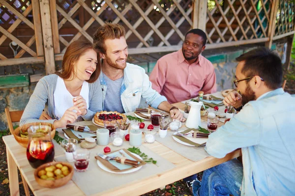 Amigos en la fiesta de Acción de Gracias — Foto de Stock