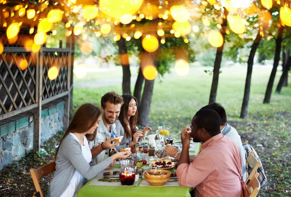 Amigos teniendo una cena tradicional en el Día de Acción de Gracias — Foto de Stock