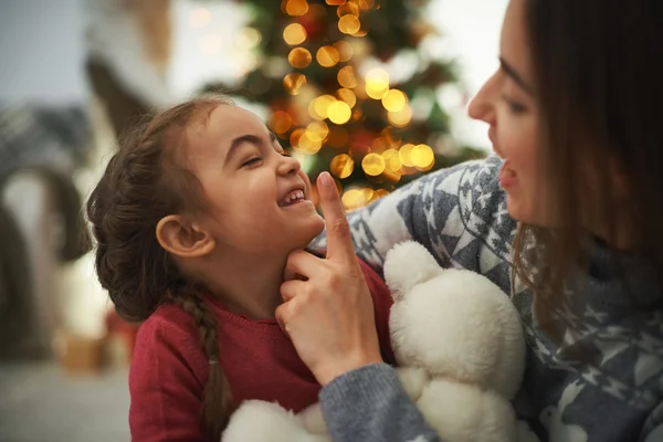 Verspielte Mutter und Tochter — Stockfoto