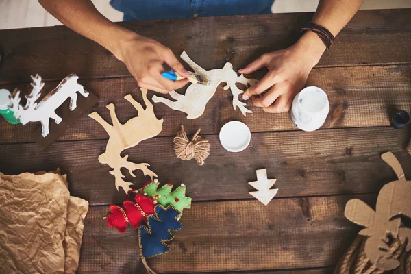 Mãos masculinas com presentes de xmas — Fotografia de Stock