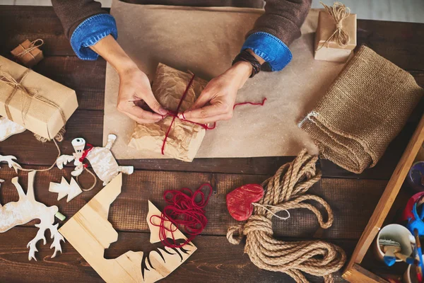 Mãos masculinas com presentes de xmas — Fotografia de Stock