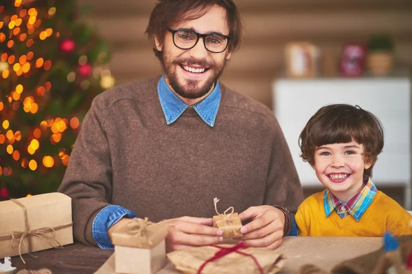Father and son with gifts — Stock Photo, Image