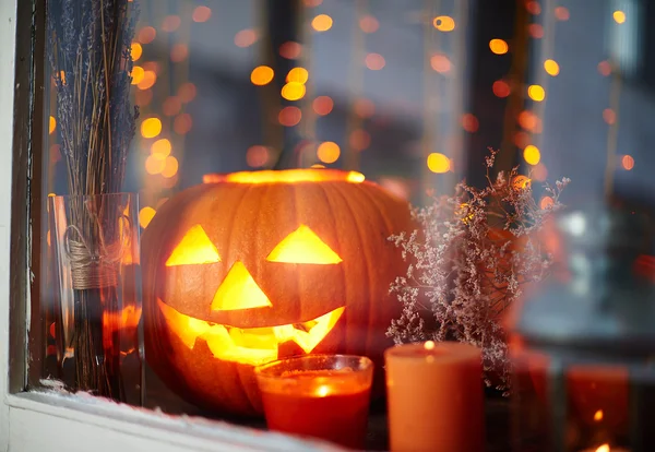 Halloween pompoen met kaarsen — Stockfoto