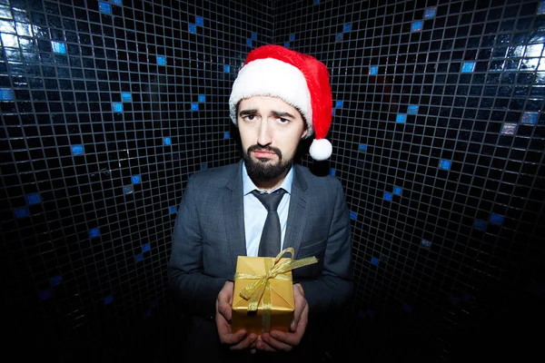 礼品盒圣诞老人帽的商人 — 图库照片