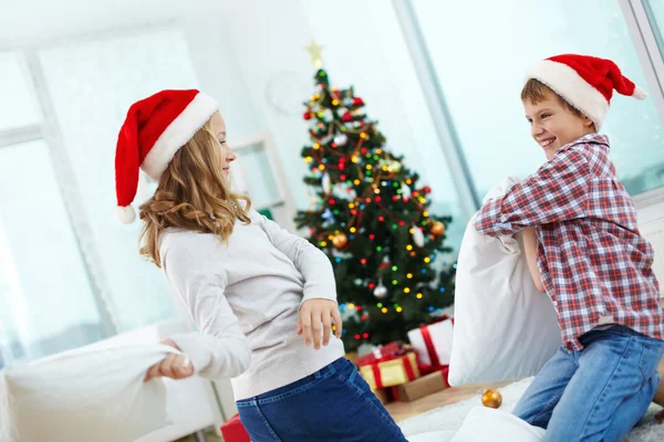 Crianças felizes em bonés de Santa — Fotografia de Stock