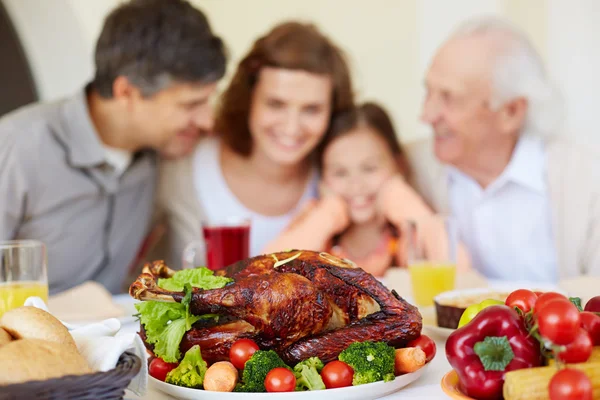 Família feliz com peru à mesa — Fotografia de Stock