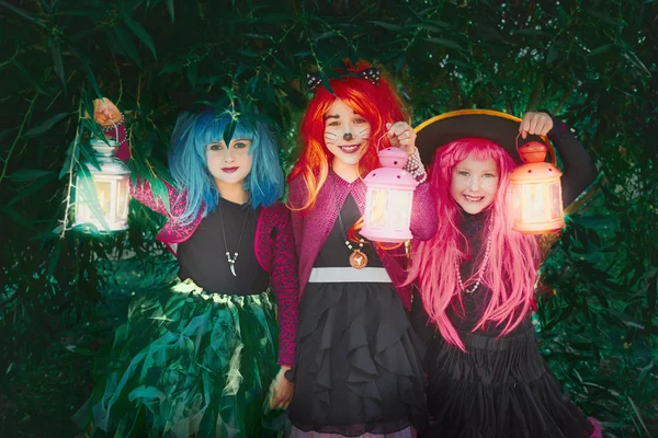 Girls in Halloween attire holding lanterns — Stock Photo, Image