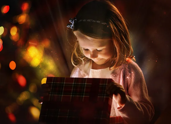 Menina abertura mágica caixa de presente de Natal — Fotografia de Stock