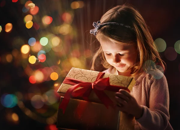 Κορίτσι, άνοιγμα μαγικό κουτί δώρου Χριστουγέννων — Φωτογραφία Αρχείου