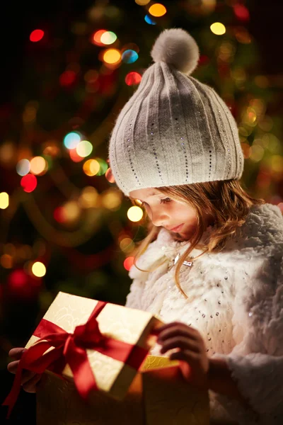Entzückendes Mädchen mit Weihnachtsgeschenk — Stockfoto