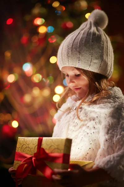 Entzückendes Mädchen mit Weihnachtsgeschenk — Stockfoto