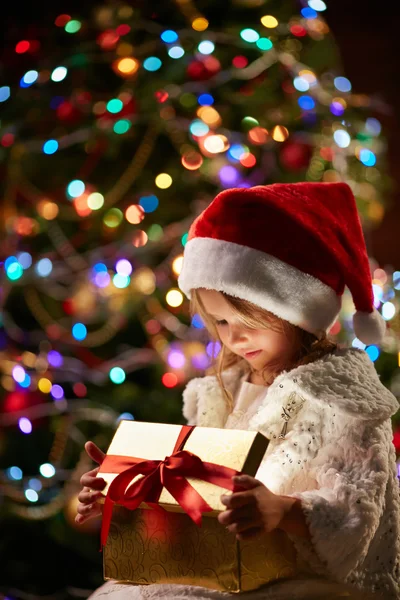 Mädchen in Weihnachtsmütze mit Weihnachtsgeschenk — Stockfoto