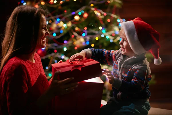 Junge mit Mutter öffnet Geschenkbox — Stockfoto