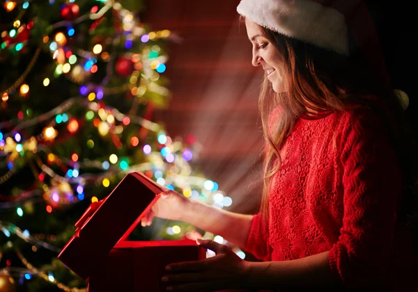 Mulher em Santa cap abertura presente de Natal — Fotografia de Stock