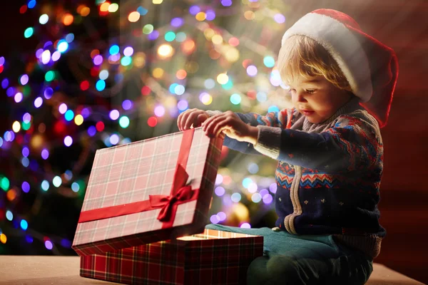 Chico mirando a la Navidad presente — Foto de Stock