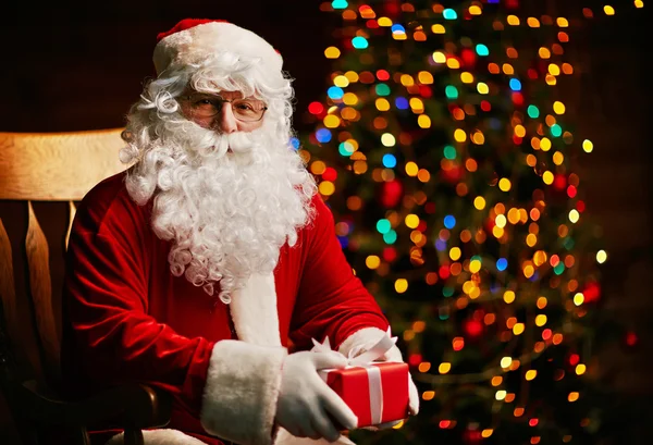 Santa Claus con caja de regalo —  Fotos de Stock