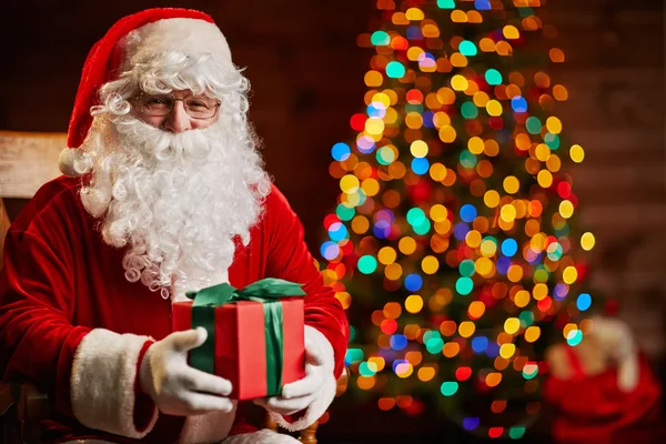 Santa claus met geschenkdoos — Stockfoto