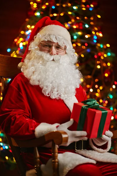 Papai Noel com caixa de presente — Fotografia de Stock