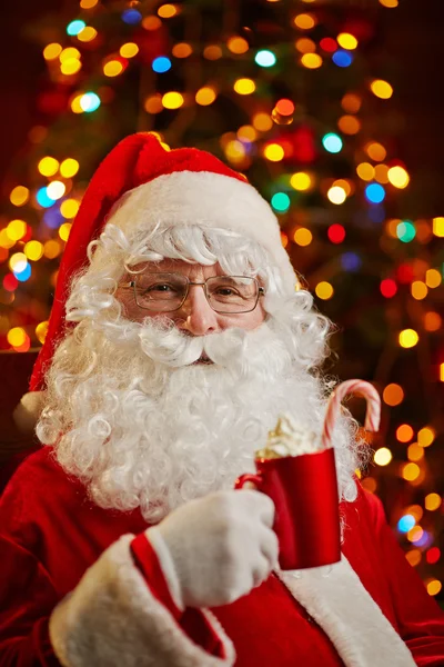 Santa Claus met kop latte — Stockfoto