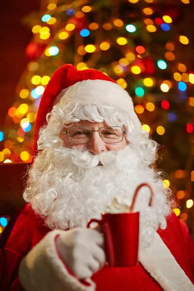 Santa Claus met kop latte — Stockfoto