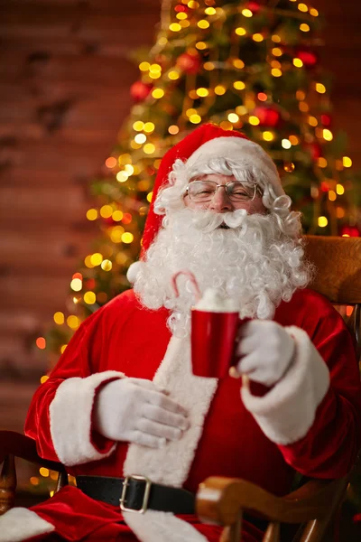 Papai Noel com xícara de latte — Fotografia de Stock