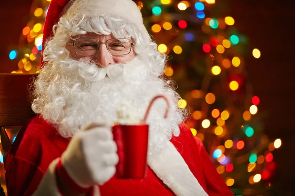 Santa Claus con taza de café con leche —  Fotos de Stock