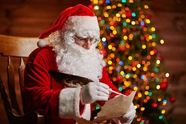 Santa claus met Kerstmis letter — Stockfoto