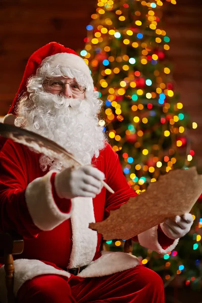Papai Noel com carta de Natal — Fotografia de Stock