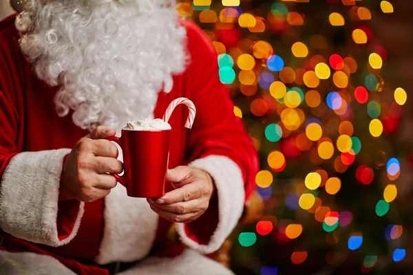 Santa Claus met kop latte — Stockfoto