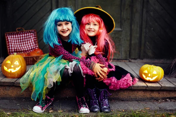 Vriendelijke meisjes in Halloween kleding — Stockfoto