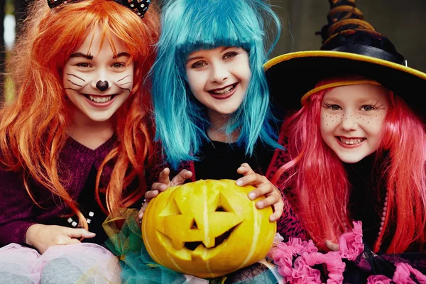Skupina dívek v Halloween kostýmy — Stock fotografie