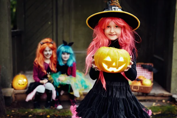 Jack-o-fener tutarak Halloween cadı — Stok fotoğraf