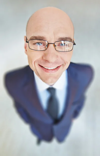 Усміхнений бізнесмен в окулярах — стокове фото