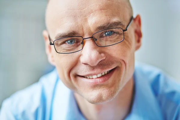 Homme d'affaires souriant à lunettes — Photo