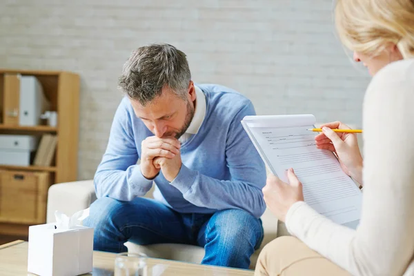 Man bezoeken zijn psycholoog — Stockfoto