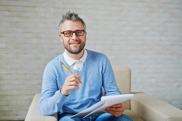Счастливый психиатр с карандашом — стоковое фото