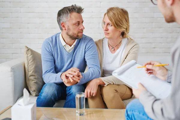 Sad couple in front of psychologist — Stock Photo, Image