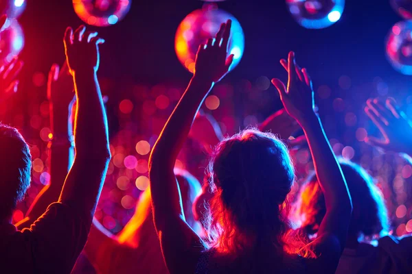 Gente bailando en discoteca — Foto de Stock