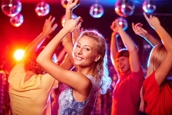 Chica bailando en club nocturno — Foto de Stock