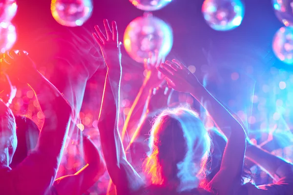 Gente bailando en discoteca — Foto de Stock