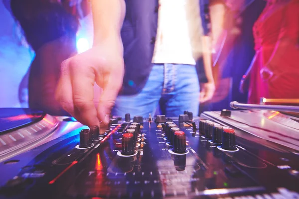 Männlich dj hand anpassung sound — Stockfoto