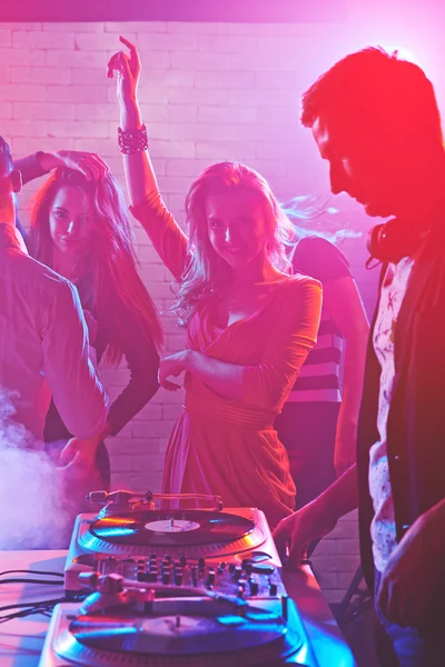 Bailando chicas disfrutando fiesta — Foto de Stock