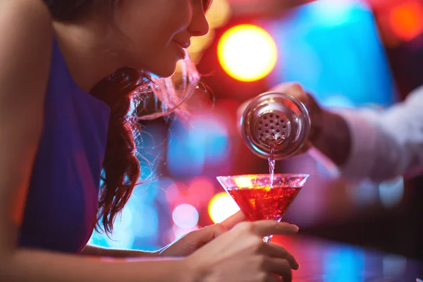 Menina olhando para o vidro martini — Fotografia de Stock