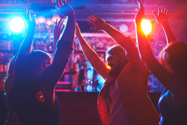 Друзья танцуют в ночном клубе — стоковое фото