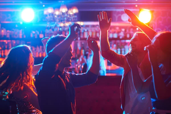 Vänner dansa på fest — Stockfoto