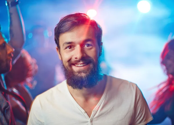 Человек во время вечеринки в ночном клубе — стоковое фото