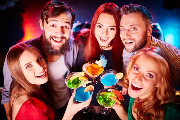 Amigos brindis en fiesta — Foto de Stock