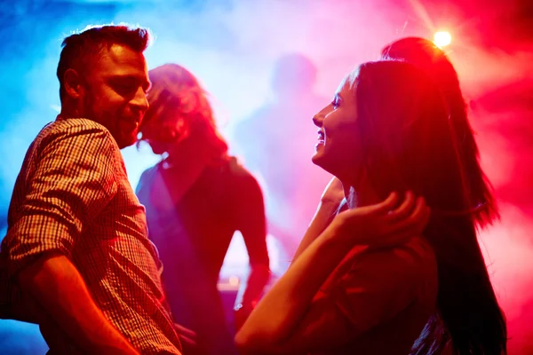 Jovem casal dançando na festa — Fotografia de Stock