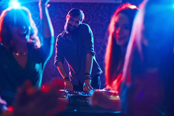 Deejay standing by turntables — Stock Photo, Image